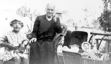 Photograph, Annie Barton and Jocelyn Cerini, 1928, c1928