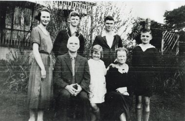 Photograph, Thomas Lothian, his wife Effie with their family, c. 1932