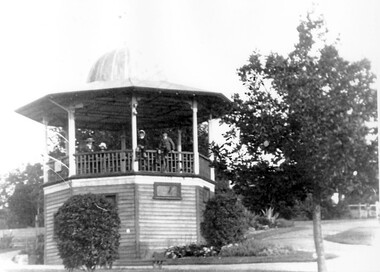 Photograph, John Gray Memorial Rotunda, Surrey Gardens, Photograph by Vic Bowen in 1912