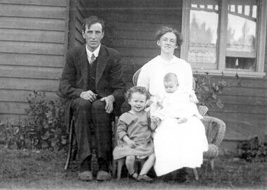 Photograph, Albert and Hazel Crump in 1916 with their daughters Thelma and Joyce