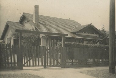 Photograph, Sister Ann Elizabeth Dowsley's home in Elgar Road, Box Hill, c1939
