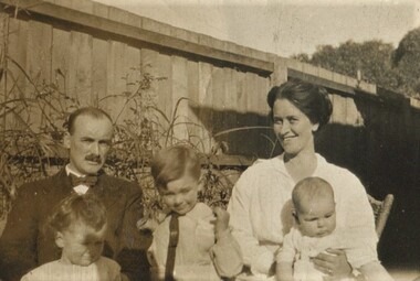 Work on paper - Photograph, David Miller (Dave) Mair and wife Lily Vipond Deakin with children: Geoffrey, Beryl and Isabel, c1921