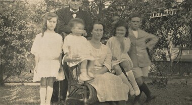 Photograph, Dave and Lily Mair and children, c1923
