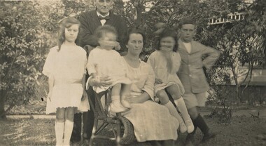 Photograph, Dave and Lily Mair and children, c1923, c1923