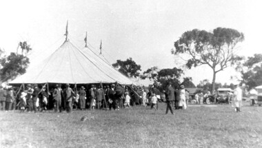 Photograph, Subdivision sale of Black's Mont Albert farm in 1924, 1924