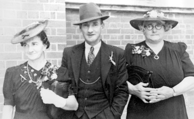 photograph, Ivy Burns with her parents, Elizabeth and Samuel Bolton, 1940