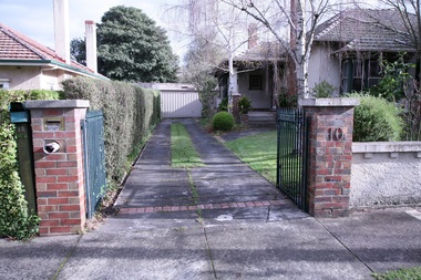 Photograph - 10 Earle Close, Mont Albert, The Street Where You Live Project