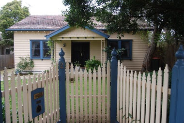 Photograph - 2 Grovedale Road, Surrey Hills, The Street Where You Live Project