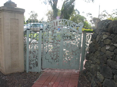 Gate