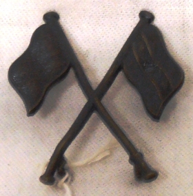 Small badge featuring crossed flags