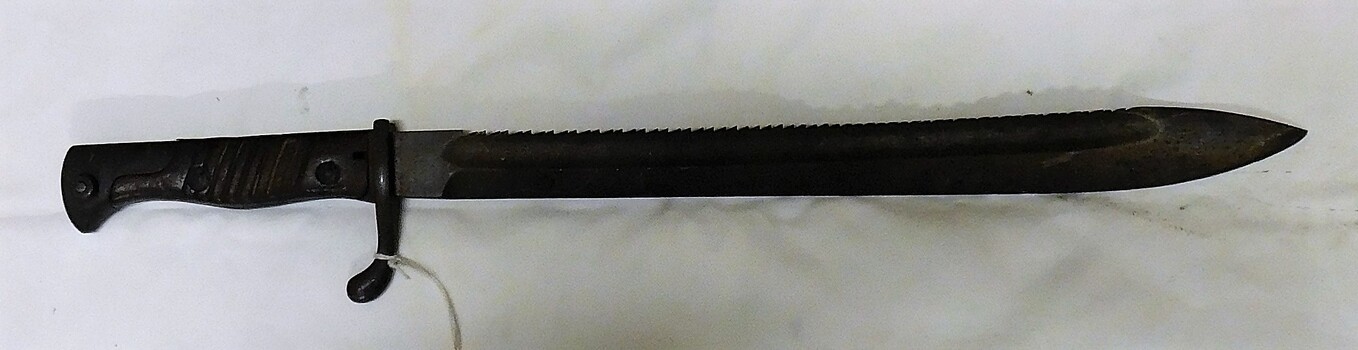 Large knife to fix to end of rifle.