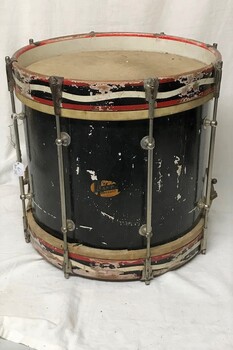 Side drum smaller than base drum