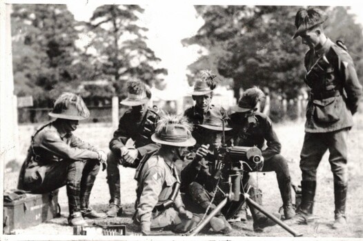 Six soldiers with a machine gun