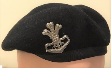 Black felt beret with badge