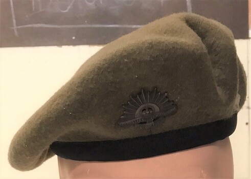 Khaki felt beret with badge