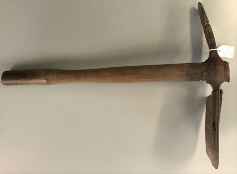 Digging tool with loose handle