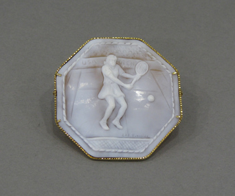 Cameo brooch, Circa 2001