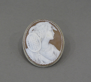 Cameo brooch, Circa 1970