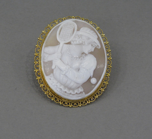 Cameo brooch, Circa 1970