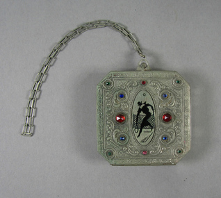 Cosmetics compact, Circa 1925