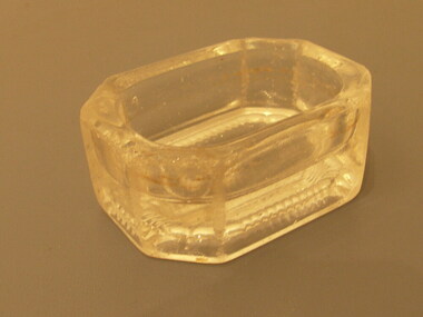 Glass vessel dish with chamfered corners