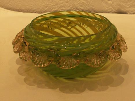 Green glass bowl with spiral decoration and flange trim