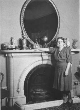 Alma Figuerola in the drawingroom of D'Estaville