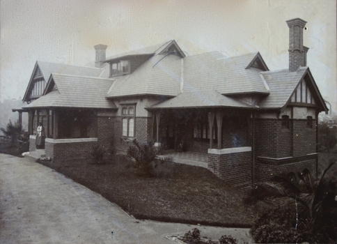 2 Young Street, Kew