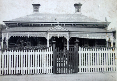 Kew Central : Comfortable Brick Villa