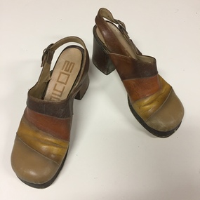 Pair of Women's Leather Slingbacks / by MOYA