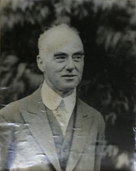 Dr Joseph T Hollow, 1922-1928