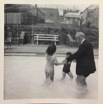Kew in the 1960s - Cr Gordon Greer, Mayor of Kew and children in the Kew Baths