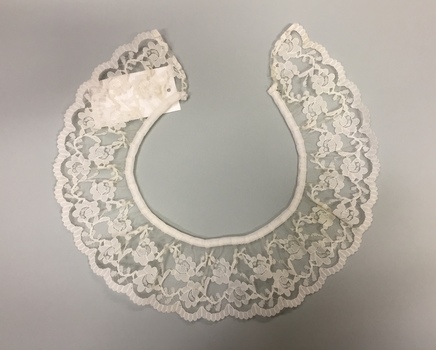 Lace collar