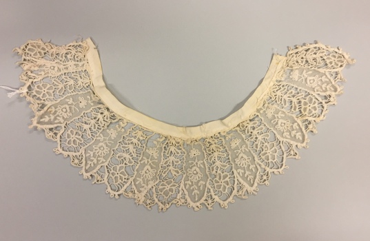 Lace collar