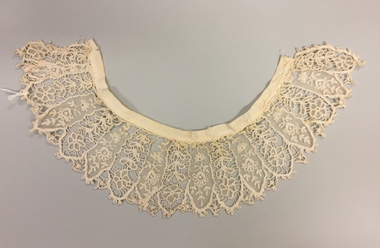 Lace collar