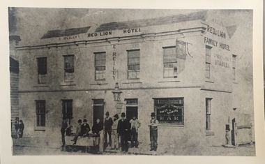E. Reilly's Red Lion Family Hotel