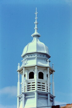 Flèche, Kew Court House