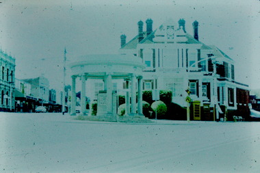 Kew Post Office and War Memorial