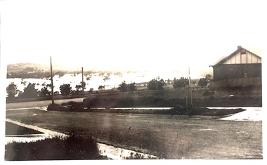 Photograph - Yarra Valley Floods: Kew East, 1916