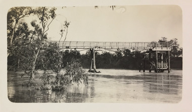 Zig-zag Bridge on the Yarra River at Kew