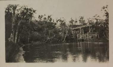 Zig-zag Bridge on the Yarra River at Kew