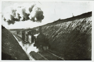 Train coming up grade beyond Barnsbury Rd, Deepdene 1905
