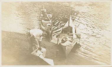 Victorian Canoe Club : Xmas 1930. Leaving Studley Park