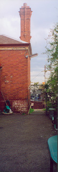 Former Kew Police Station : Wall and chimney