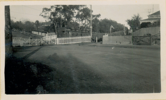 Kew Branch Line : The Hawthorn Grove crossing, August 1952