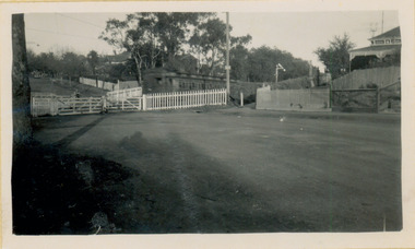 Kew Branch Line : The Hawthorn Grove crossing, August 1952