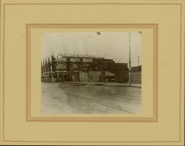 Railway crossing in Glenferrie Road [Hawthorn]