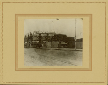 Railway level crossing in Glenferrie Road, Glenferrie