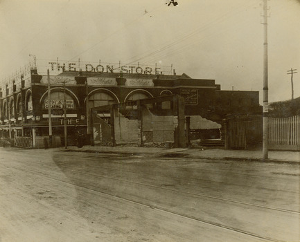 Railway level crossing in Glenferrie Road, Glenferrie