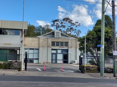 Photograph - Facade of Alice Anderson's garage, 19/09/2025